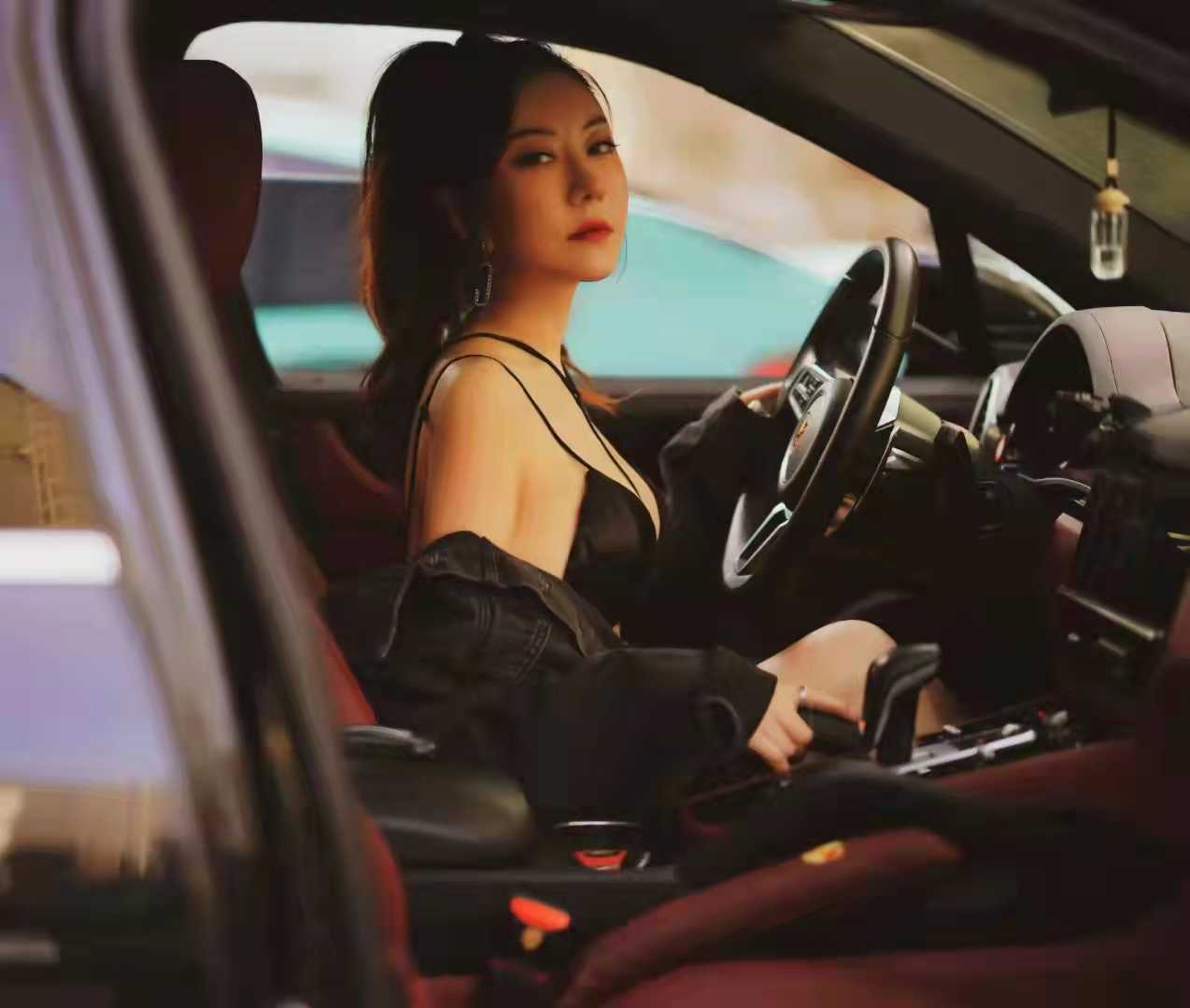 虹悦城漂亮的小妖妹子